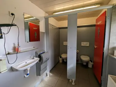 Salle de bains dans l'établissement Escapade Romantique: Cabane avec Terrasse Panoramique, Poêle à Bois et Éclairage Multicolore - FR-1-589-441