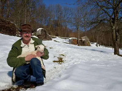 L'établissement Escapade Romantique: Cabane avec Terrasse Panoramique, Poêle à Bois et Éclairage Multicolore - FR-1-589-441 en hiver
