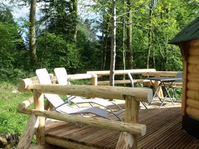 Jardin de l'établissement Escapade Romantique: Cabane avec Terrasse Panoramique, Poêle à Bois et Éclairage Multicolore - FR-1-589-441