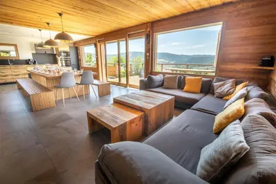Coin salon dans l'établissement Chalet 14p vue lac, spa et sauna