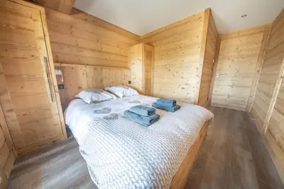 Un ou plusieurs lits dans un hébergement de l'établissement Chalet 14p vue lac, spa et sauna