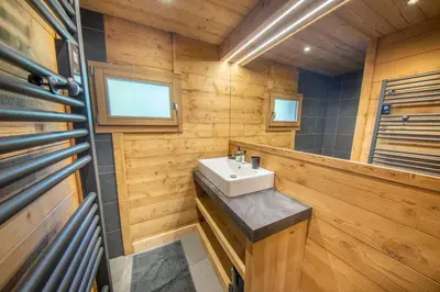 Salle de bains dans l'établissement Chalet 14p vue lac, spa et sauna