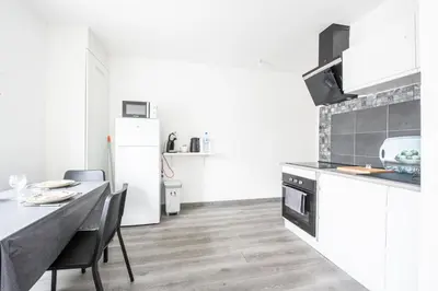 Cuisine ou kitchenette dans l'établissement Oasis Mulhousien - RDC, wifi, parking