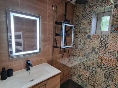 Salle de bains dans l'établissement Les Alliés