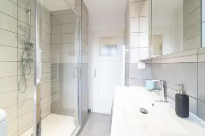 Salle de bains dans l'établissement JUST FOR YOU - Balcon - Parking - Calme- Fibre - RELAX BNB