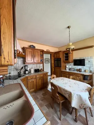 Cuisine ou kitchenette dans l'établissement Le Cerisier - Route des vins - Parking et terrasse avec vue sur montagnes et vignoble