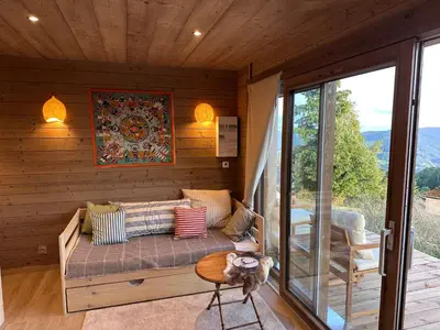 Coin salon dans l'établissement Gîte la Tanière de L'Ourse