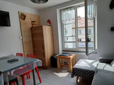 Télévision ou salle de divertissement dans l'établissement L'escale du centre du lac, joli appartement T2, proche lac