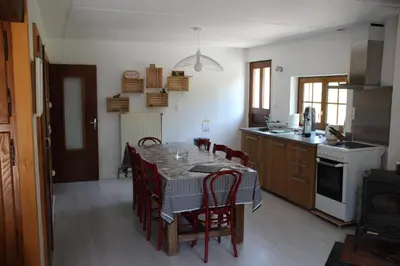 Cuisine ou kitchenette dans l'établissement LA CHAUMIERE DE TAVOU