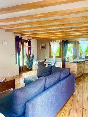 Coin salon dans l'établissement Meublé de la Doller - Chalet au bord de l’eau