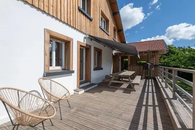 Balcon ou terrasse dans l'établissement La Chaume des Xettes / 10-14 pers SPA - Vue Lac