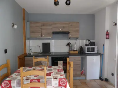 Cuisine ou kitchenette dans l'établissement Charmant studio au calme à Murbach vue jardin, parking & Wi-Fi gratuit
