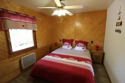 Un ou plusieurs lits dans un hébergement de l'établissement Chalet du Cerf dans un cadre de verdure