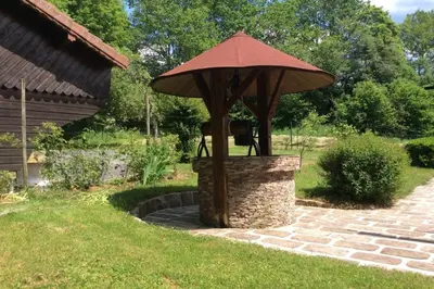 Jardin de l'établissement Chalet du Cerf dans un cadre de verdure