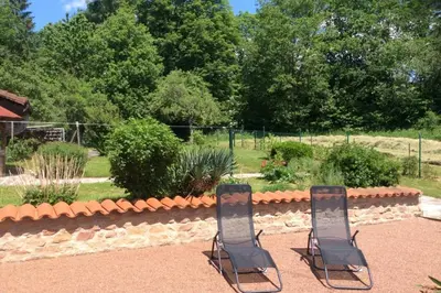 Jardin de l'établissement Chalet du Cerf dans un cadre de verdure