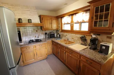 Cuisine ou kitchenette dans l'établissement Chalet du Cerf dans un cadre de verdure