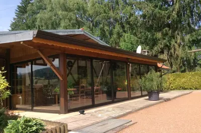 Jardin de l'établissement Chalet du Cerf dans un cadre de verdure