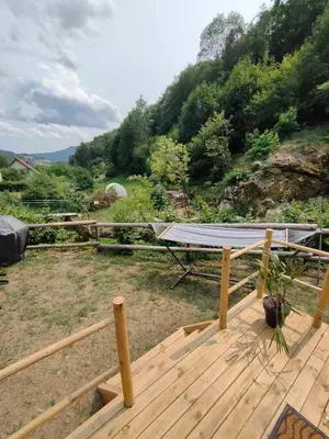 Paysage naturel près de la tente de luxe