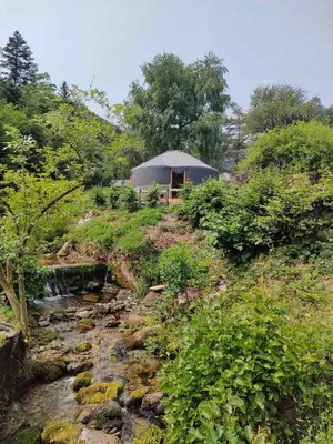 Paysage naturel près de la tente de luxe
