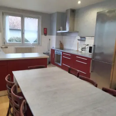 Cuisine ou kitchenette dans l'établissement Grand appartement de 4 Chambres moderne et lumineux, entièrement meublé