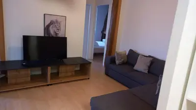 Télévision ou salle de divertissement dans l'établissement Grand appartement de 4 Chambres moderne et lumineux, entièrement meublé