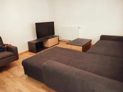 Coin salon dans l'établissement Grand appartement de 3 chambres moderne et spacieux, entièrement meublé