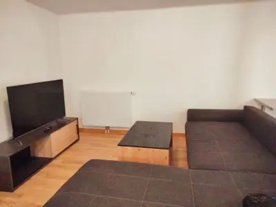 Télévision ou salle de divertissement dans l'établissement Grand appartement de 3 chambres moderne et spacieux, entièrement meublé