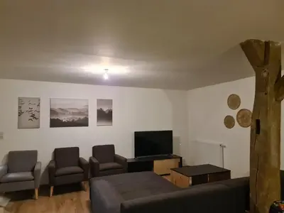 Coin salon dans l'établissement Grand appartement de 3 chambres moderne et spacieux, entièrement meublé