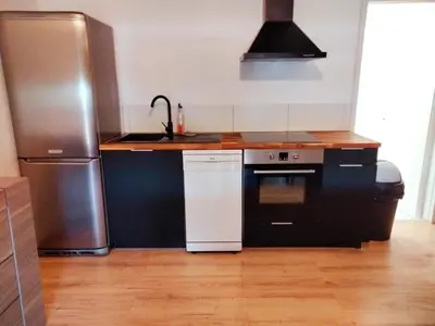 Cuisine ou kitchenette dans l'établissement Grand appartement de 3 chambres moderne et spacieux, entièrement meublé