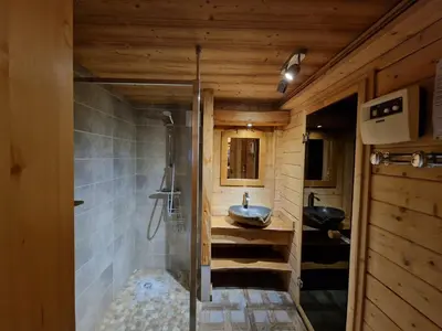 Salle de bains dans l'établissement Chalet SPA Le Royal Nathalie MN La rouge