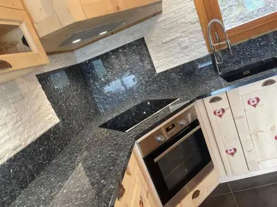 Cuisine ou kitchenette dans l'établissement Chalet SPA Le Coin De Paradis Nathalie MN La rouge