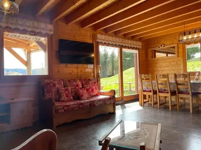 Coin salon dans l'établissement Chalet SPA Le Coin De Paradis Nathalie MN La rouge