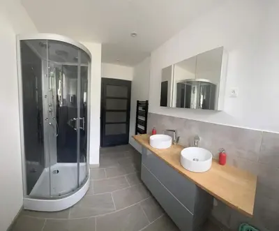 Salle de bains dans l'établissement Cocon lumineux près des pistes