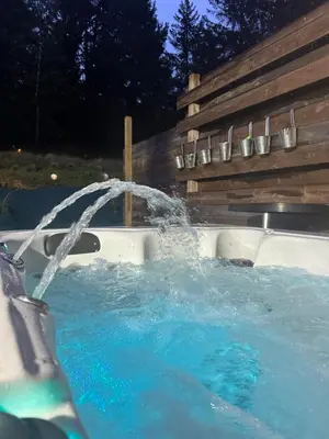 Piscine de l'établissement Cour ancienne école avec Jacuzzi privé ou située à proximité