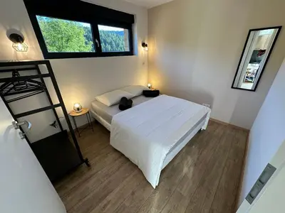 Un ou plusieurs lits dans un hébergement de l'établissement Cour ancienne école avec Jacuzzi privé