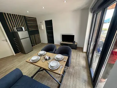 Cuisine ou kitchenette dans l'établissement Cour ancienne école avec Jacuzzi privé