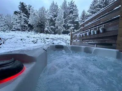 L'établissement Cour ancienne école avec Jacuzzi privé en hiver