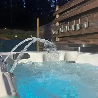 Cour ancienne école avec Jacuzzi privé
