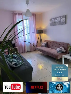 Coin salon dans l'établissement Gîte Les Acacias