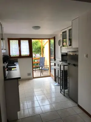 Cuisine ou kitchenette dans l'établissement Gîte Les Acacias