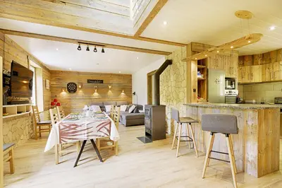 Cuisine ou kitchenette dans l'établissement Le Ptit Bonheur - avec vue montagne et terrasse