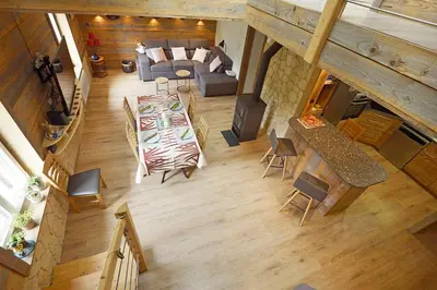 Coin salon dans l'établissement Le Ptit Bonheur - avec vue montagne et terrasse