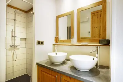 Salle de bains dans l'établissement Le Ptit Bonheur - avec vue montagne et terrasse