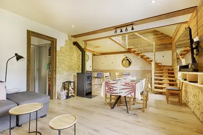Coin salon dans l'établissement Le Ptit Bonheur - avec vue montagne et terrasse