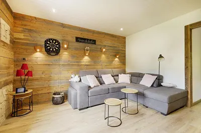 Coin salon dans l'établissement Le Ptit Bonheur - avec vue montagne et terrasse
