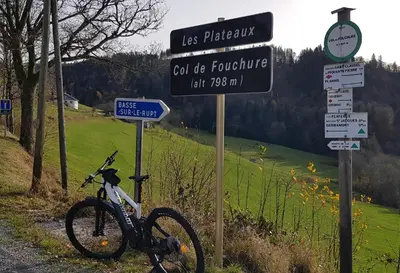 Vélo sur le terrain de l'établissement La Clémentine ou dans les environs