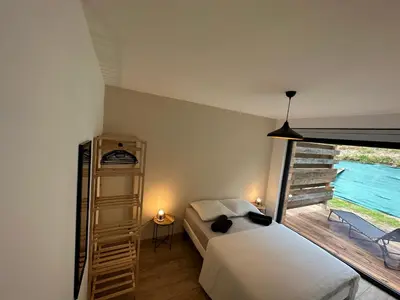 Un ou plusieurs lits dans un hébergement de l'établissement Jardin de l'ancienne école avec Jacuzzi privé