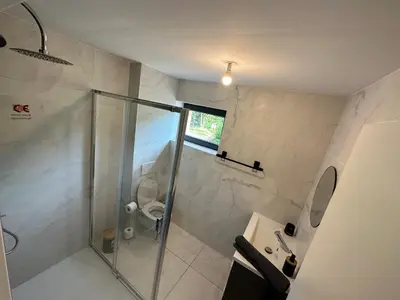 Salle de bains dans l'établissement Jardin de l'ancienne école avec Jacuzzi privé