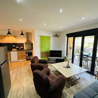 Cuisine ou kitchenette dans l'établissement Jardin de l'ancienne école avec Jacuzzi privé