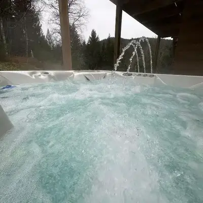 Jardin de l'ancienne école avec Jacuzzi privé